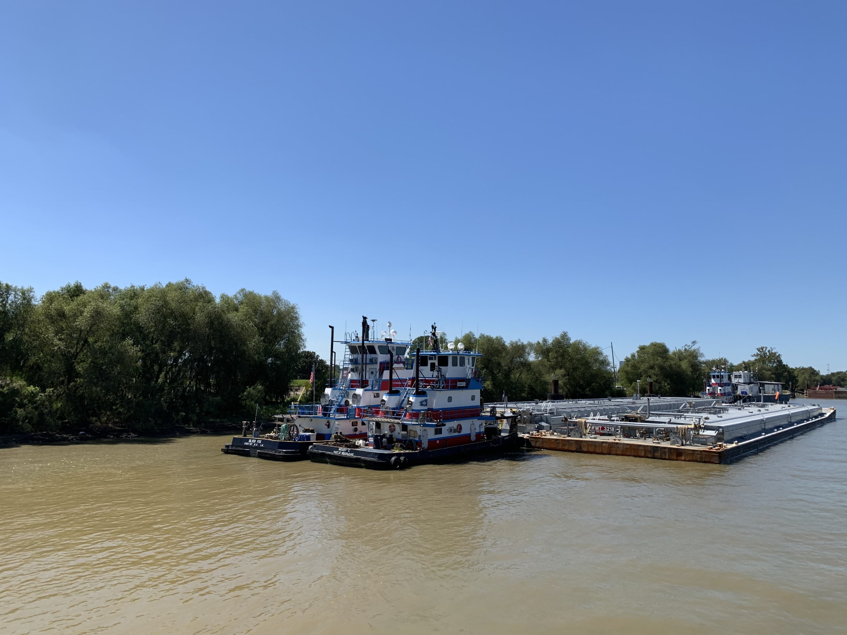 barge towing mississippi river